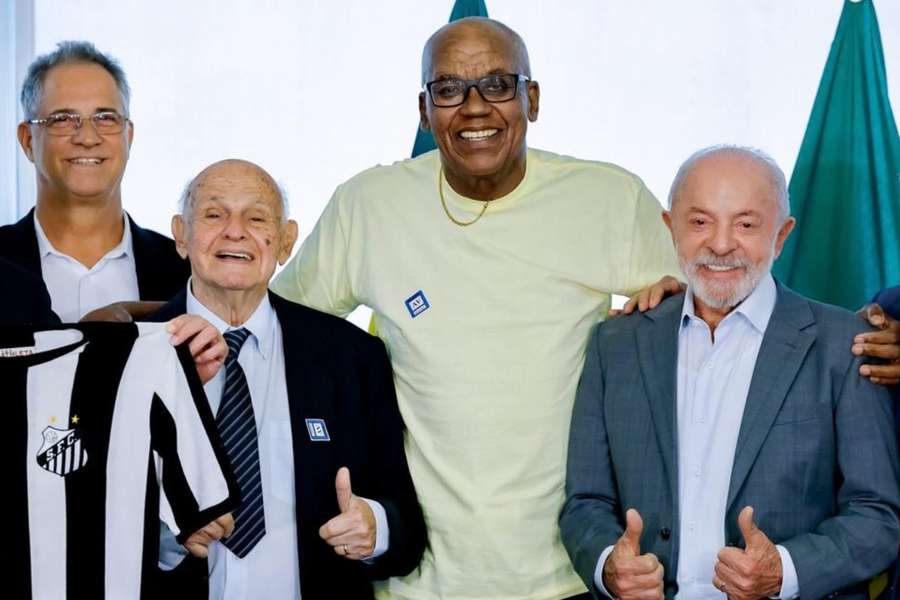 Representantes do Santos ao lado do presidente Lula Representantes do Santos ao lado do presidente Lula