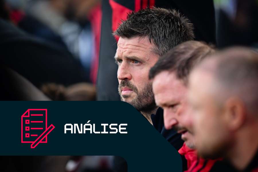 Treinador do Manchester United, Michael Carrick, ao lado do treinador adjunto Steve Holland Treinador do Manchester United, Michael Carrick, ao lado do treinador adjunto Steve Holland