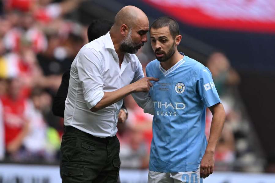 Guardiola e Bernardo Silva conversam durante a disputa da Community Shield 