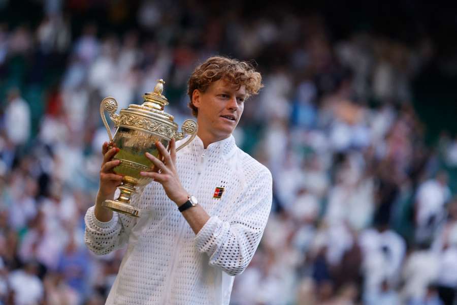Jannik Sinner obhájil wimbledonskú trofej. Jannik Sinner obhájil wimbledonskú trofej.