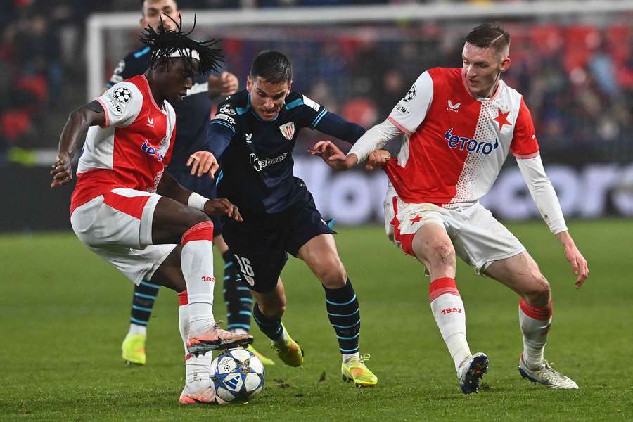 El Slavia-Athletic fue una batalla muy física