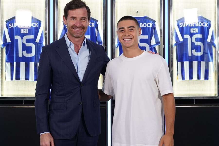 André Villas-Boas com Vasco Sousa e a camisola 15