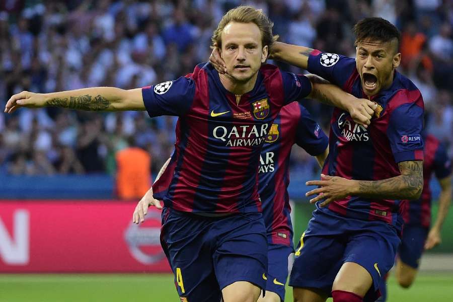 Rakitic celebra gol no Barcelona ao lado de Neymar