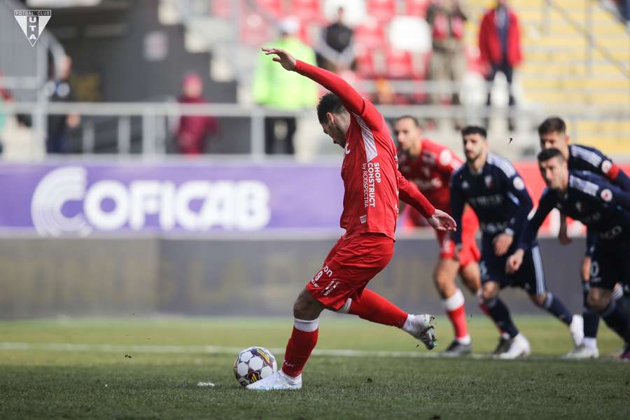 Stefan Milosevic a deschis scorul din penalty în minutul 4.