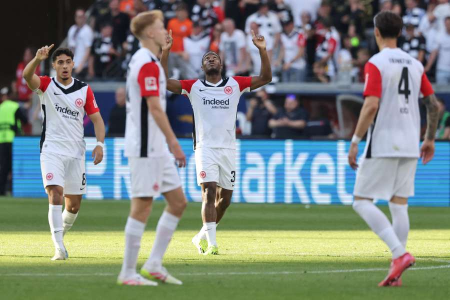 Batshuayi celebra un gol con el Eintracht