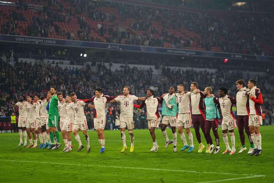 Die Spieler des FC Bayern feiern ihren historischen Sieg mit den Fans.