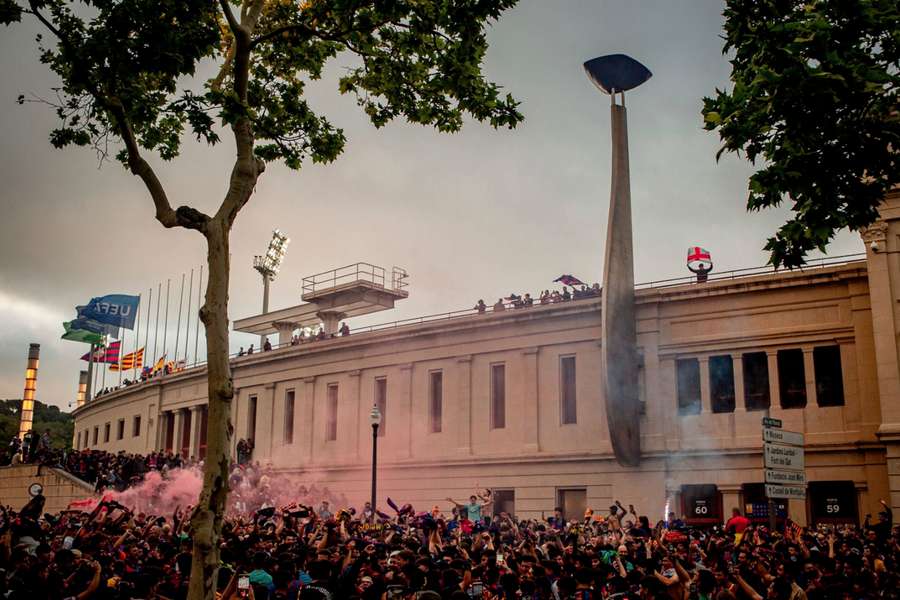 Imagen del público en los aledaños de Montjuïc antes del Barça-PSG