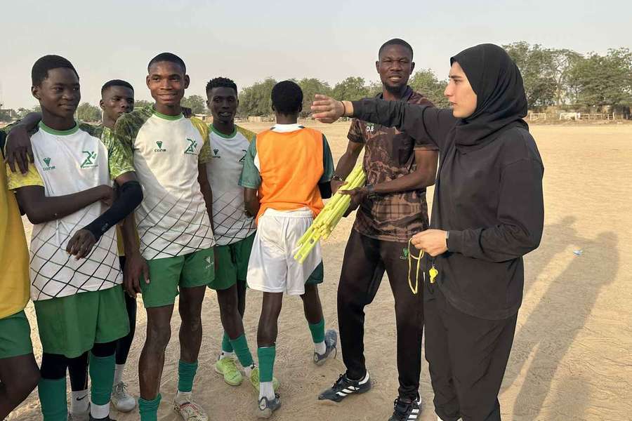 Hidaa Ghaddar da órdenes a sus pupilos