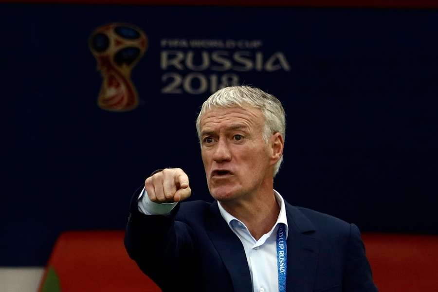 Sabendo da "maldição", o treinador da França, Didier Deschamps, prefere sorrir