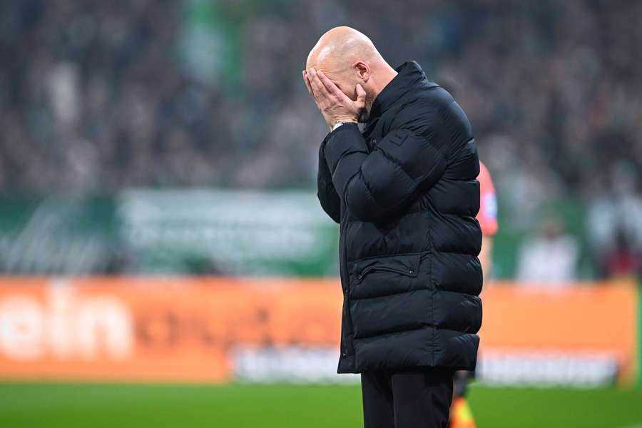 Paul Simonis steht nach der Last-Minute-Niederlage seines VfL Wolfsburg in Bremen vor dem Aus. Paul Simonis steht nach der Last-Minute-Niederlage seines VfL Wolfsburg in Bremen vor dem Aus.