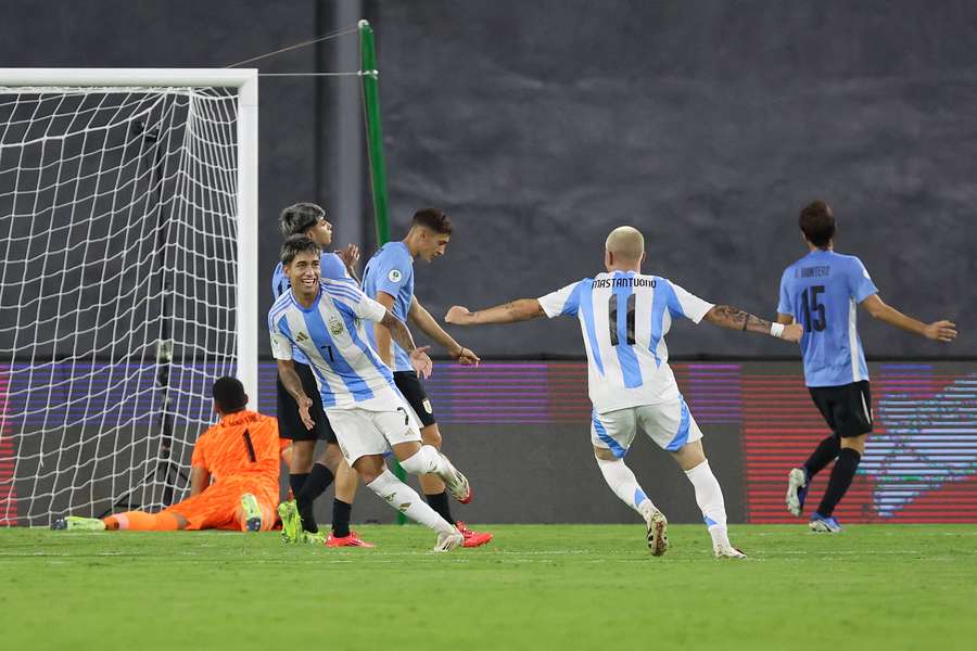 Argentina derrota a Uruguay en un alocado partido.