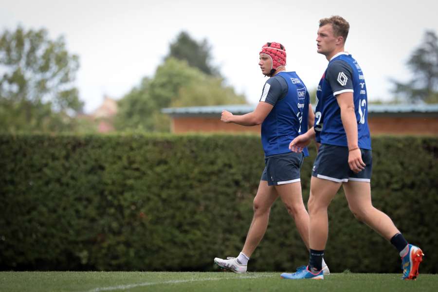 France's full-back Emilien Gailleton (R) and France's Louis Bielle-Biarrey take part in a training session 