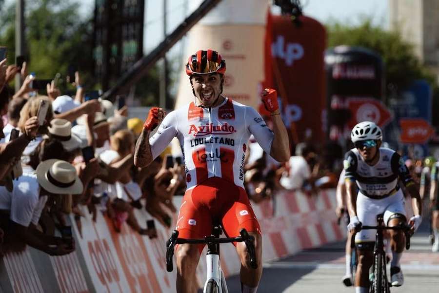 Nicolás Tivani celebra