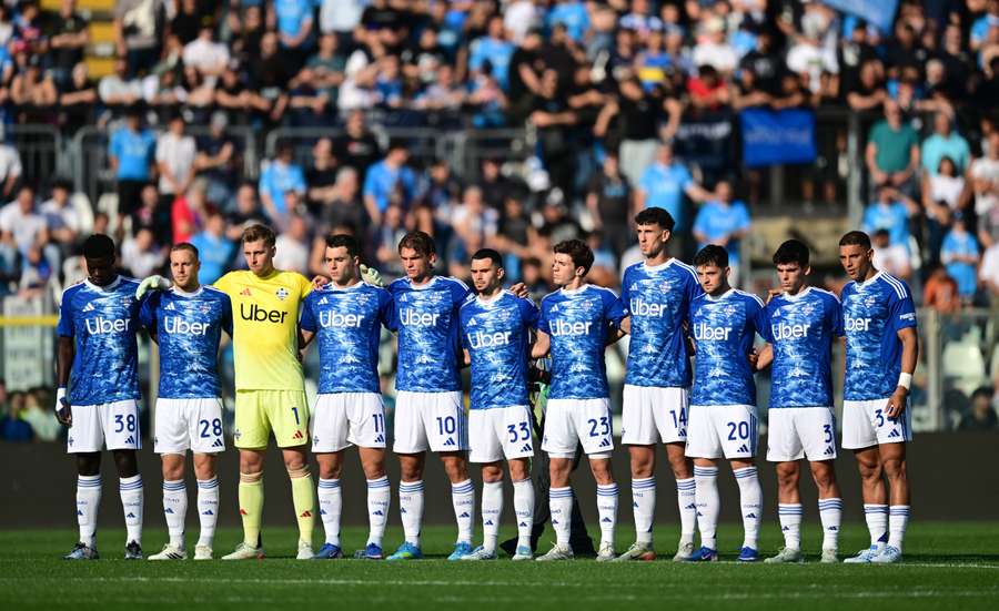 Il Como durante il minuto di silenzio