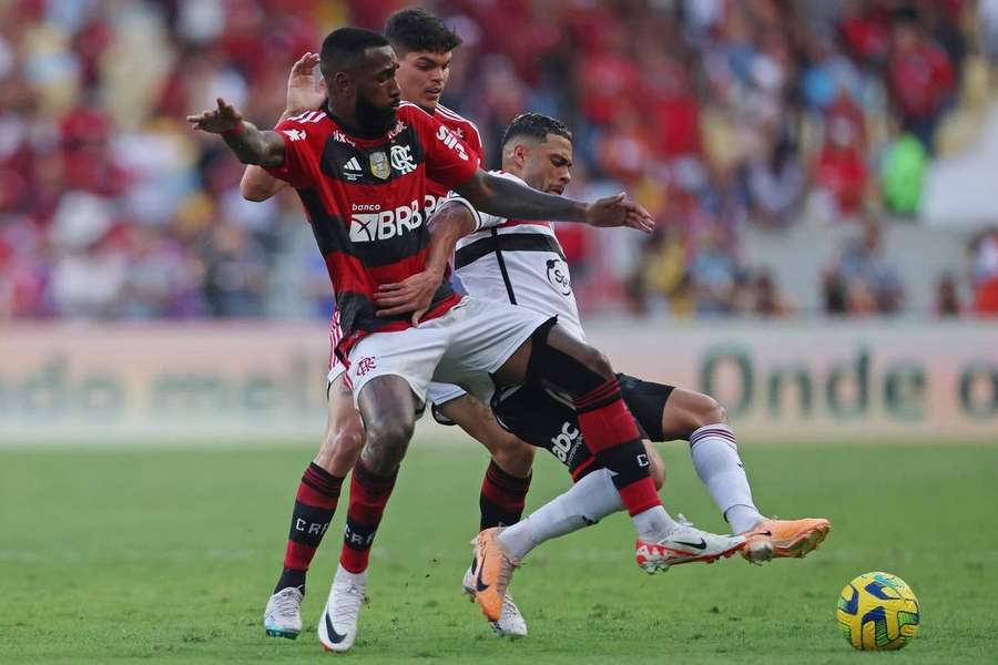 Gerson poderia receber uma pena maior do STJD em expulsão nas quartas de final da Copa do Brasil