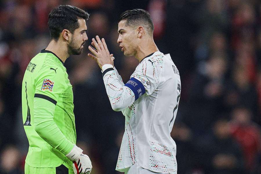 Cristiano Ronaldo et Diogo Costa lors de Danemark-Portugal ce jeudi. 