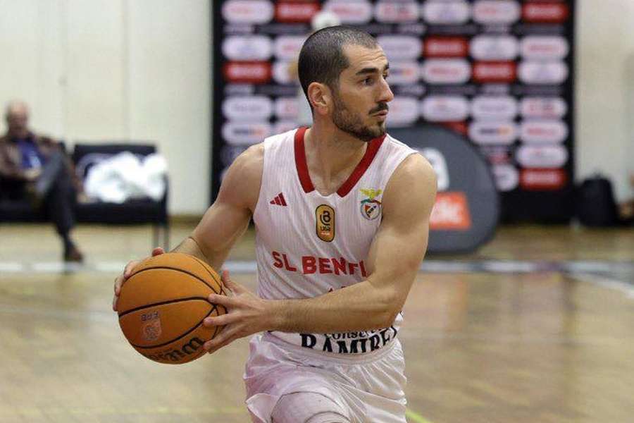 Benfica continua na liderança Benfica continua na liderança