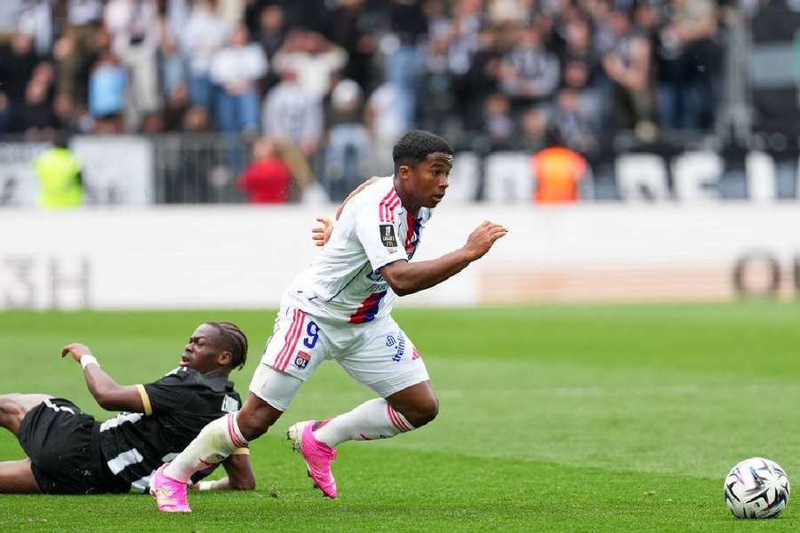 Endrick esteve bem marcado contra o Angers