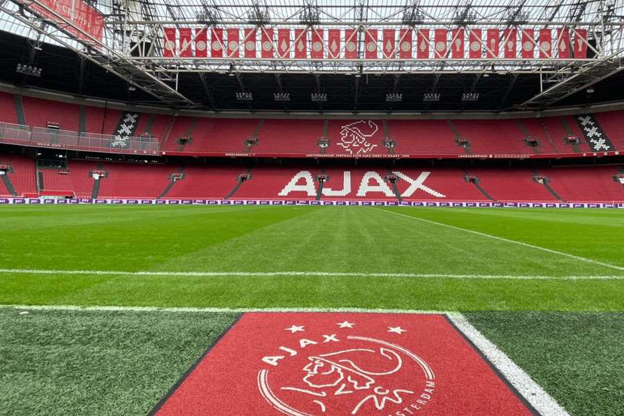 O Ajax, que joga em gramado híbrido, é a favor da proibição