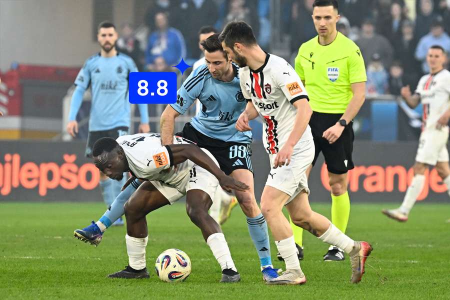 Šporar v súboji s hráčmi Trnavy. Šporar v súboji s hráčmi Trnavy.