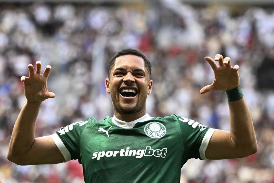 Vitor Roque comemora com sua celebração característica