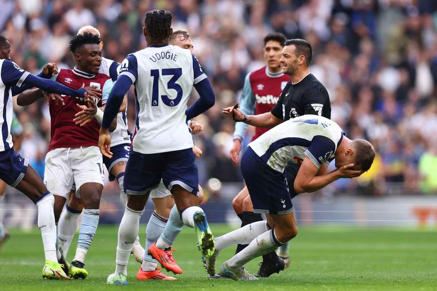 Mohammed Kudus lovește în timpul meciului cu Tottenham