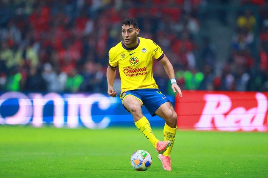 Sebastián Cáceres: un central de época para América Sebastián Cáceres: un central de época para América
