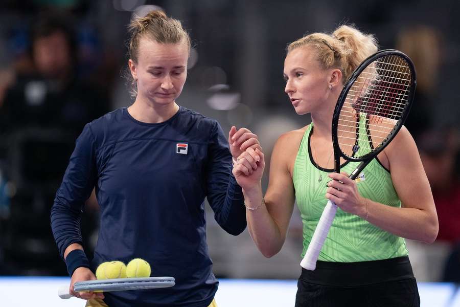 Barboru Krejčíkovou s Kateřinou Siniakovou čeká finále čtyřhry v Melbourne v neděli v pět ráno.