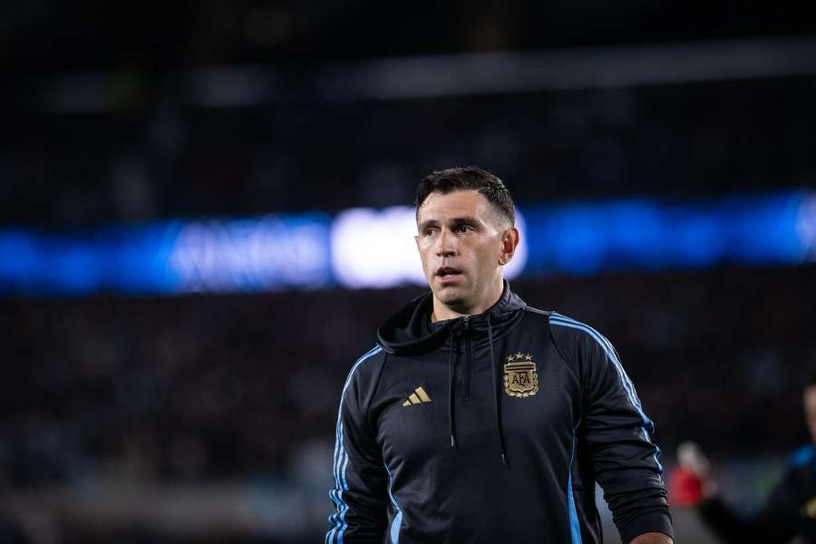 Chelsea legend questions Martinez’s attitude amid links