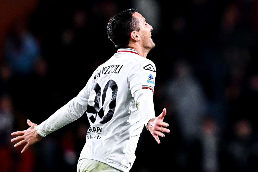 Bonazzoli esulta dopo uno dei suoi gol