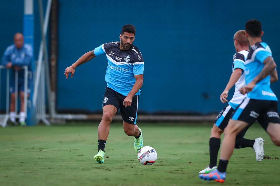 Suárez durante treinamento do Grêmio antes da grande decisão