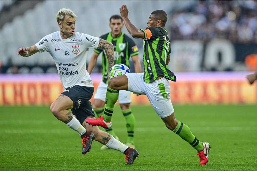 Corinthians e América-MG protagonizaram um jogo de alta intensidade