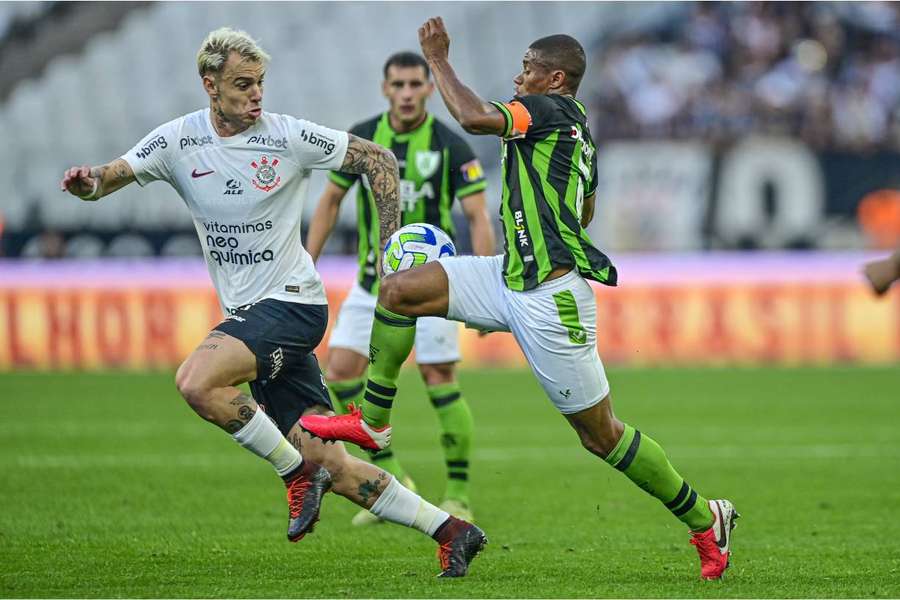 Corinthians e América-MG protagonizaram um jogo de alta intensidade