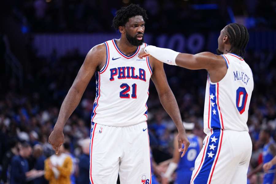 Embiid y Maxey celebran una acción