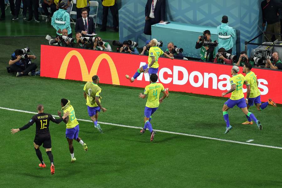 Diesmal ist er obenauf: Neymar lässt sich für sein 1:0 gegen Kroatien feiern.