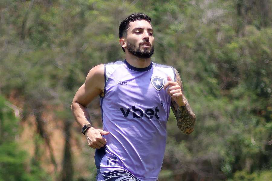 Alex Telles pode retonar aos gramados em breve