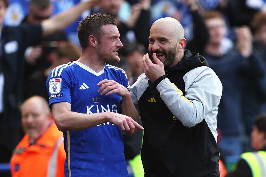 Jamie Vardy mluví s Enzem Marescou.