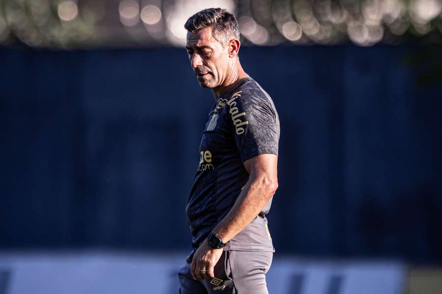 Pedro Caixinha fará mudanças no Santos para a partida contra o Velo Clube