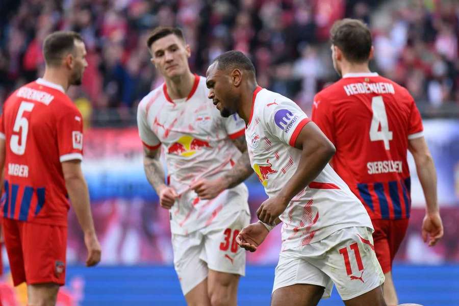 Openda marcó un gol para ayudar al empate del Leipzig