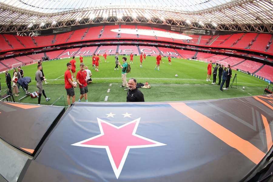 Jindřich Trpišovský na slávistickém tréninku na stadionu San Mamés.