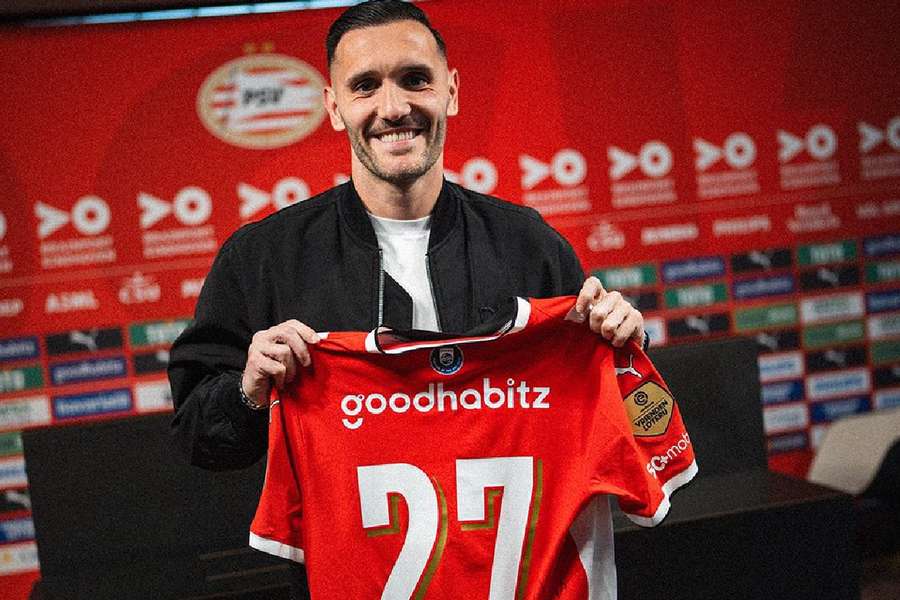 Lucas Pérez, con su nueva camiseta