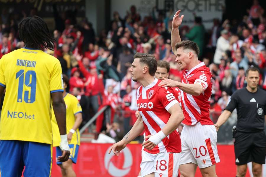 Dank einer furiosen Aufholjagd hat Cottbus im Spitzenspiel wichtige Punkte im gesammelt