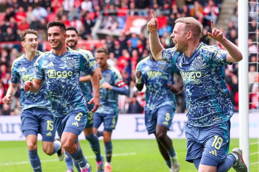 Ajax' Davy Klaassen feiert den Treffer zum 1:0 gegen PSV