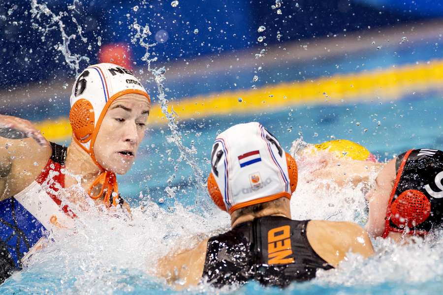 De Nederlandse waterpolosters hebben in Athene ook hun eerste groepswedstrijd in de wereldbeker gewonnen