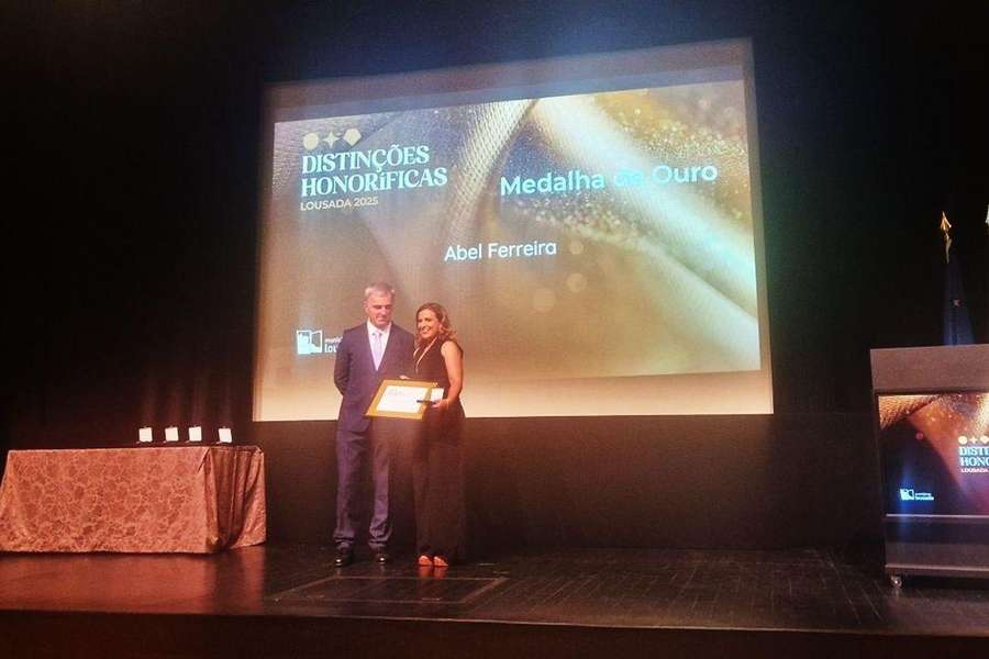 Pedro Gomes, presidente da Câmara Municipal de Lousada, entregou a distinção a Ana Xavier, esposa de Abel Ferreira