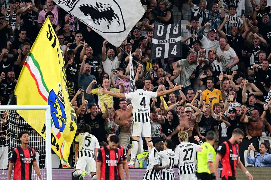 Gatti celebra extasiado con la afición juventina el gol del empate Gatti celebra extasiado con la afición juventina el gol del empate