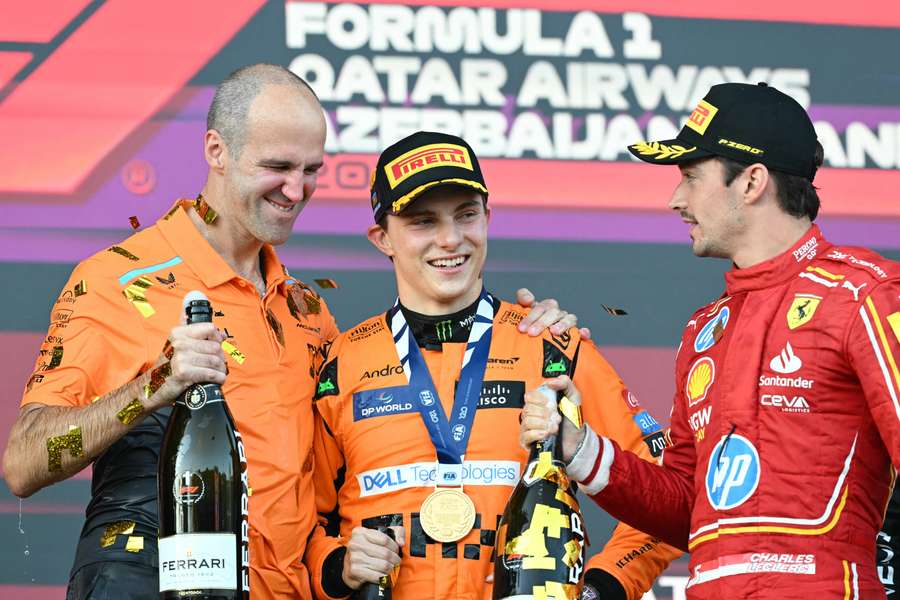 Charles Leclerc con Piastri sul podio