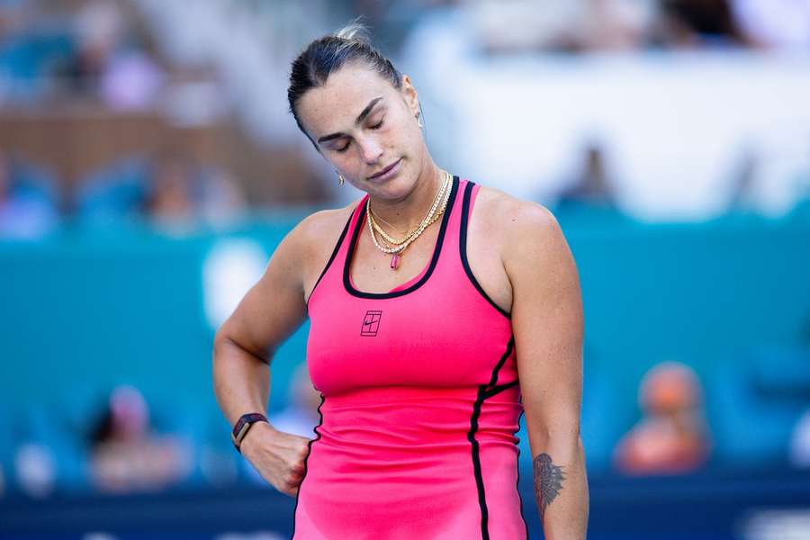 Aryna Sabalenková se po triumfu omluvila divačce. Aryna Sabalenková se po triumfu omluvila divačce.