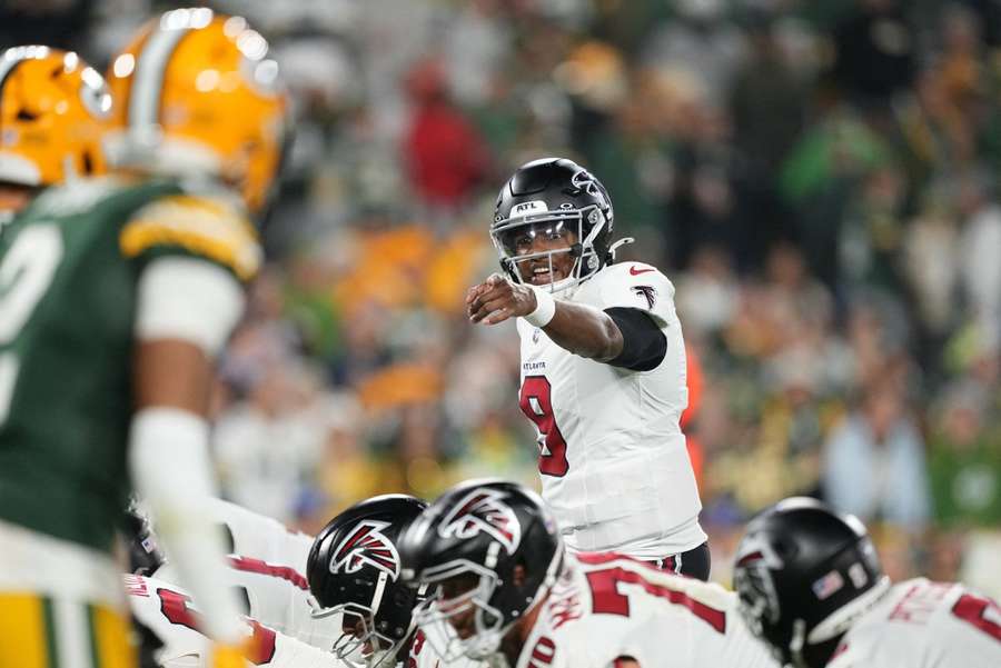 Quarterback Michael Penix Jr. gibt eine Anweisung Quarterback Michael Penix Jr. gibt eine Anweisung