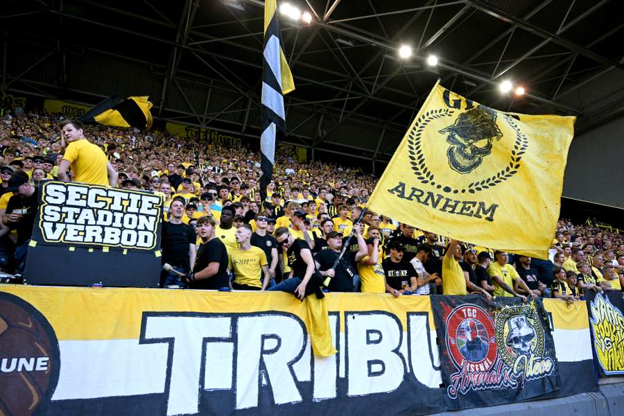 Vitesse-fans staan in eigen stadion massaal achter hun gedegradeerde club